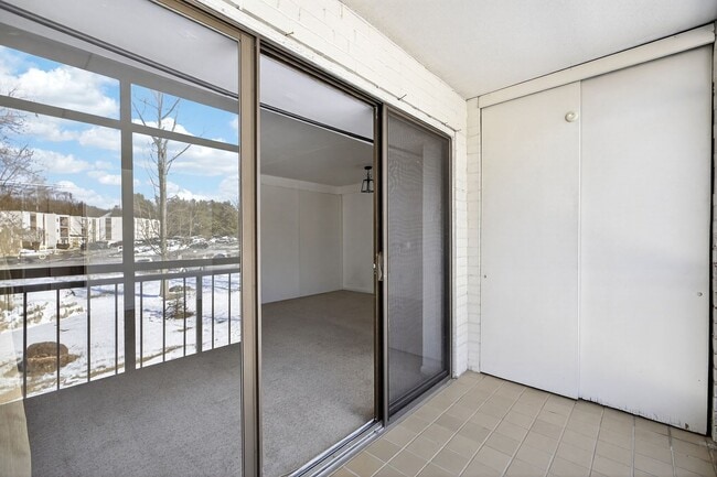 Building Photo - 1 Bedroom Condo Walking distance to UofD  Showing Sunday 3/22 10am-10:15