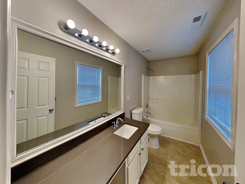 Building Photo - 2102 Taras Trace Dr