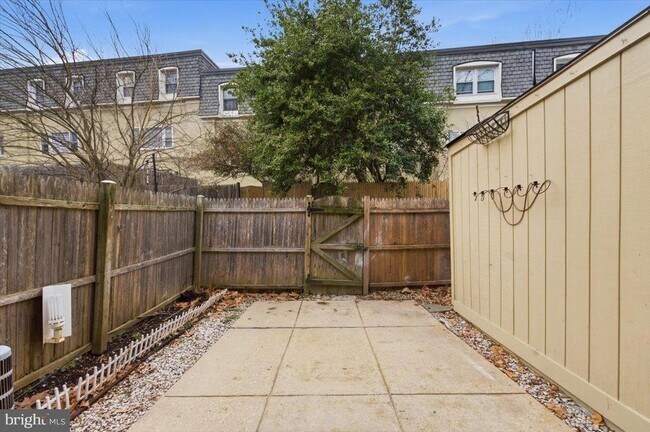 Building Photo - 8141 Kingsway Ct