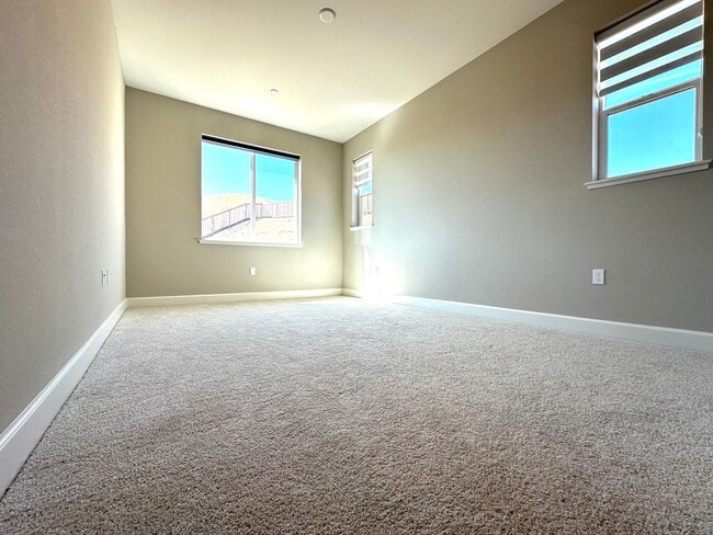 Building Photo - Beautiful Newer 5 Bedroom, 4 Bath in the h...