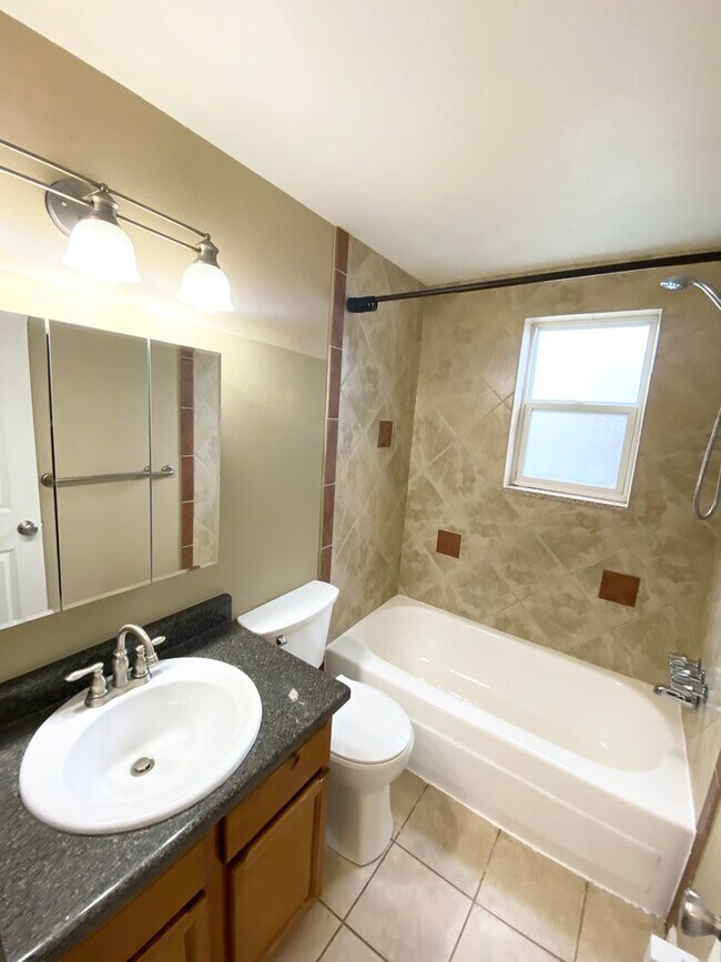Building Photo - Stylish 1BR/1BA Apartment in Congress Park...