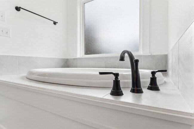 Building Photo - Spacious Home Minutes from Aspen Creek Elementary & Elam Park!