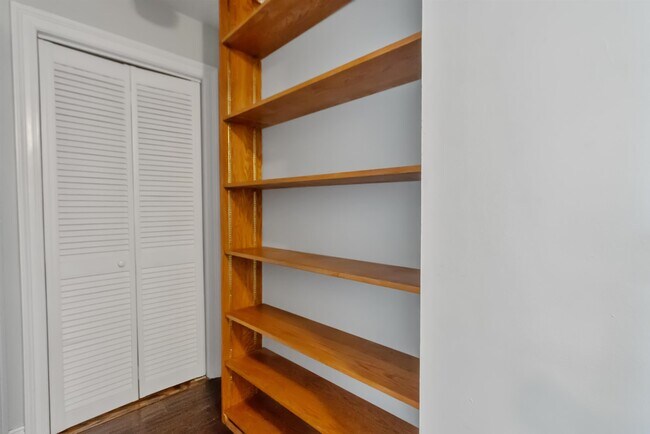 Building Photo - 100 Shearwater Ct E