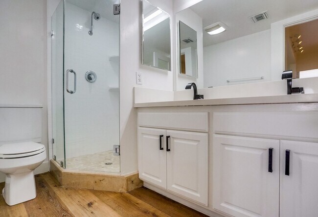 Building Photo - 435 N Oakhurst Dr