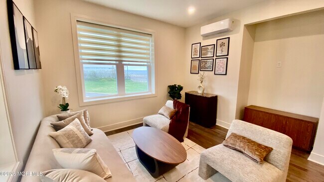 Building Photo - 1 Roseld Ave