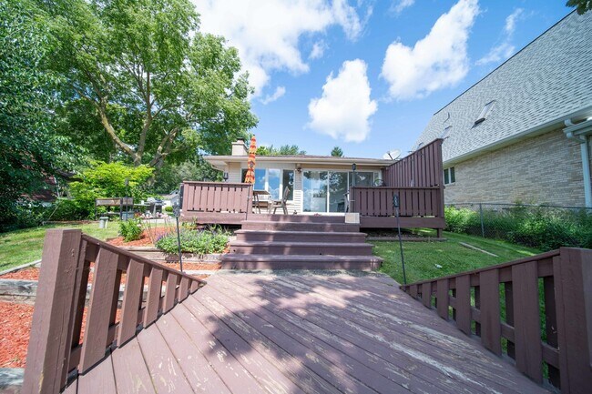 Building Photo - 27657 W Lakeshore Dr