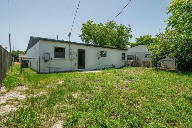 Building Photo - 5409 NE 4th Ave