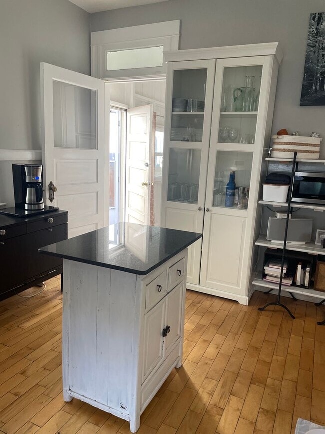 Building Photo - Charming duplex available in Cherry Creek North, one of Denver’s most sought-after neighborhoods!