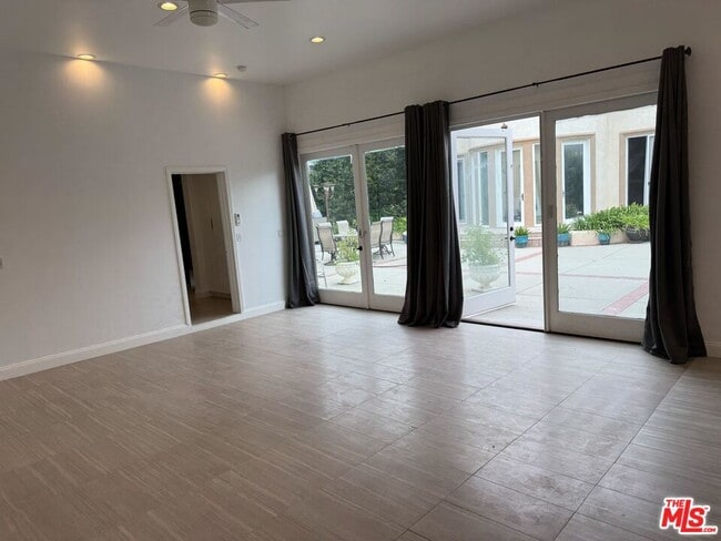 Building Photo - 429 S Gretna Green Way