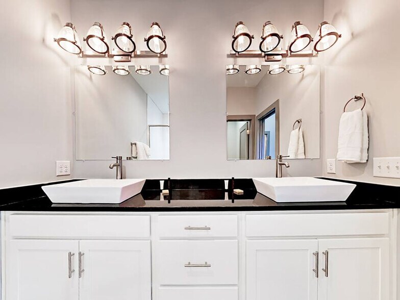 Building Photo - 2125 8th Ave S