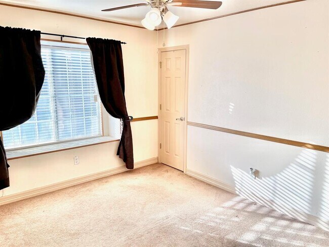 Building Photo - 3258 Meadway Dr