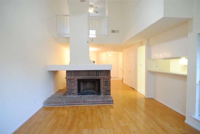 Building Photo - 43 E Park W Dr