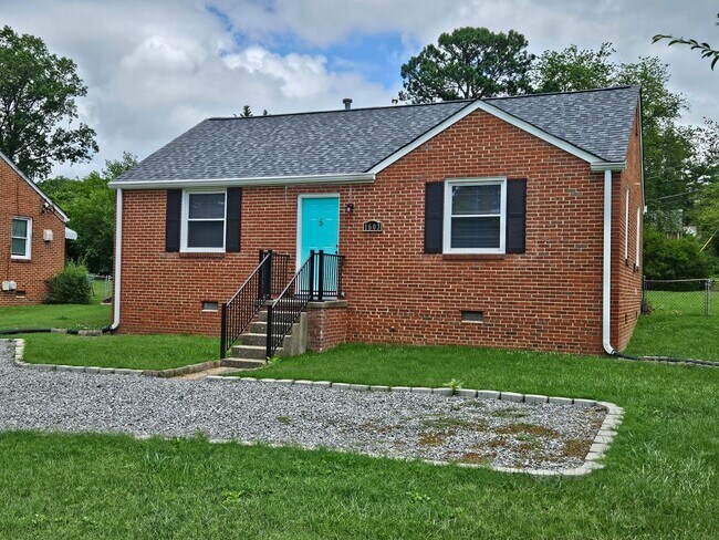 Primary Photo - Newly Renovated 3BR/1BA Home - West End - ...