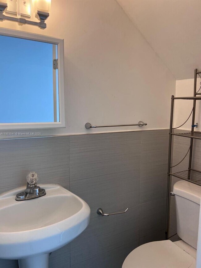 Building Photo - 7820 NE Bayshore Ct