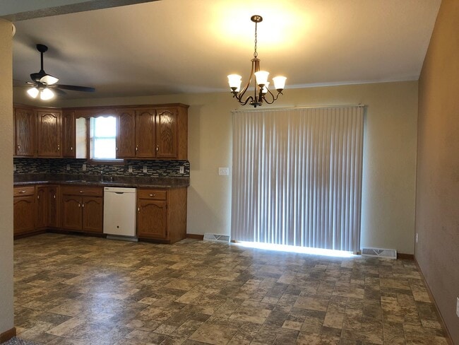 Building Photo - $1,125 - 3Bed/3Bath, House