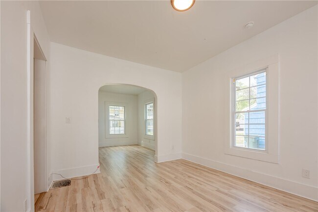 Building Photo - 575 Woodbine Ave