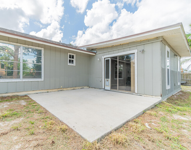 Building Photo - 602 SE Ridgely Ave