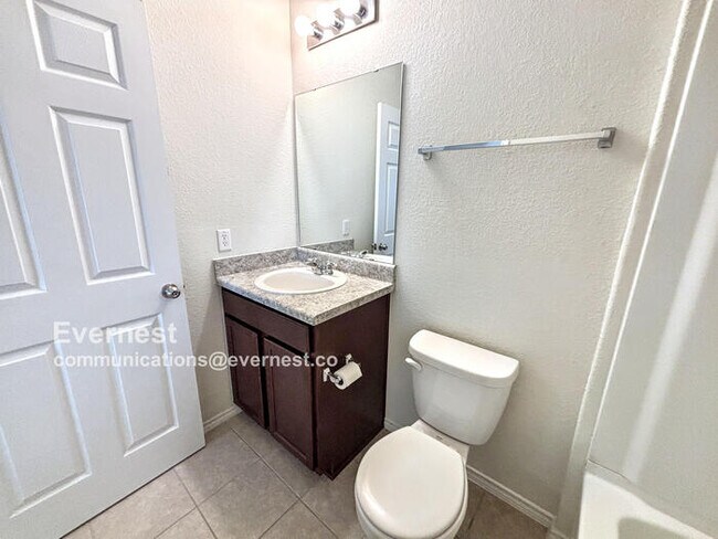 Building Photo - Charming and Spacious 3-Bedroom Home with ...