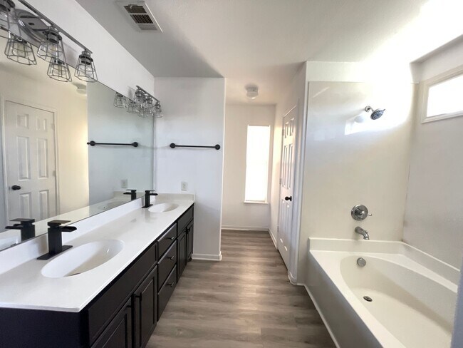 Building Photo - 360 Virtual Tour Available