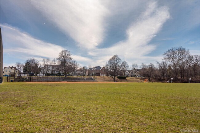 Building Photo - 1 Consulate Dr