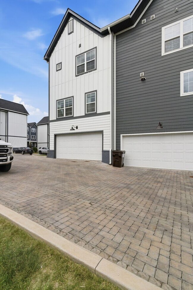 Building Photo - Modern Townhome in Madison