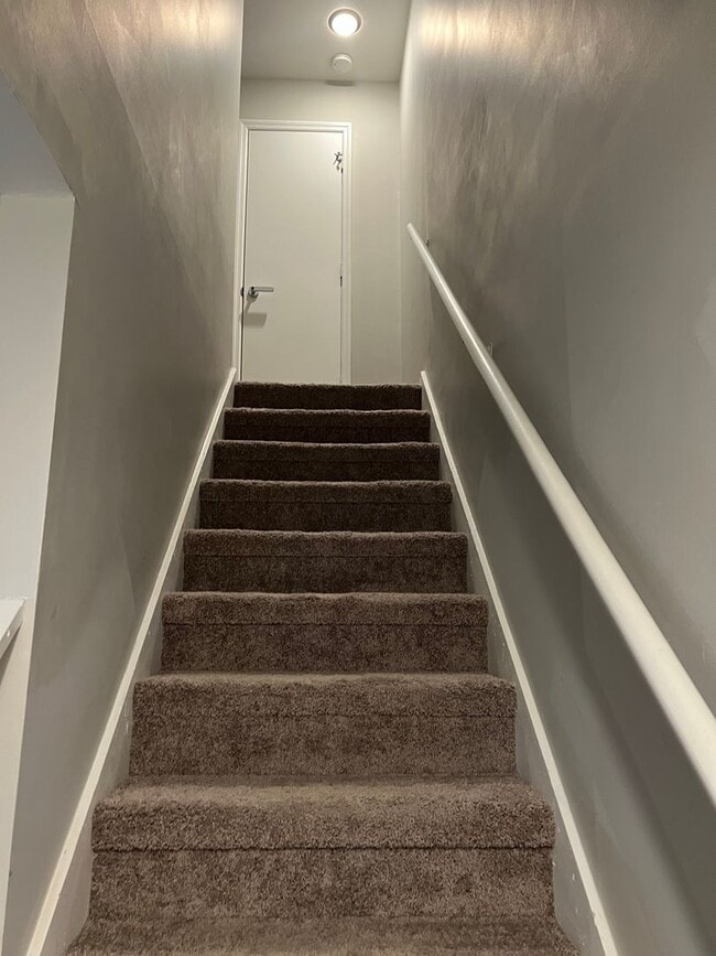 Building Photo - FULLY FURNISHED - Just steps to the beach! PERFECT FOR TRAVELING PROFESSIONALS!