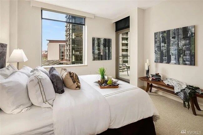 Building Photo - 10610 NE 9th Pl