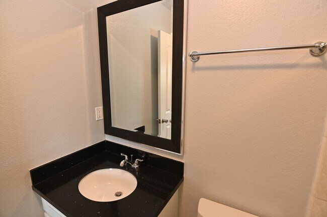 Building Photo - 930 Alexis Ct
