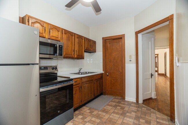 Building Photo - 1451 W Thome Ave