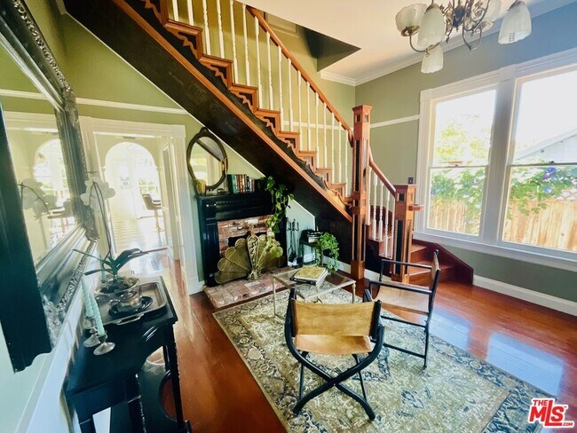 Building Photo - 370 Main St