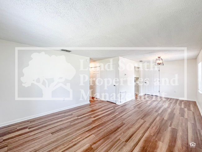 Building Photo - Newly Renovated 3-Bedroom Duplex with Mode...