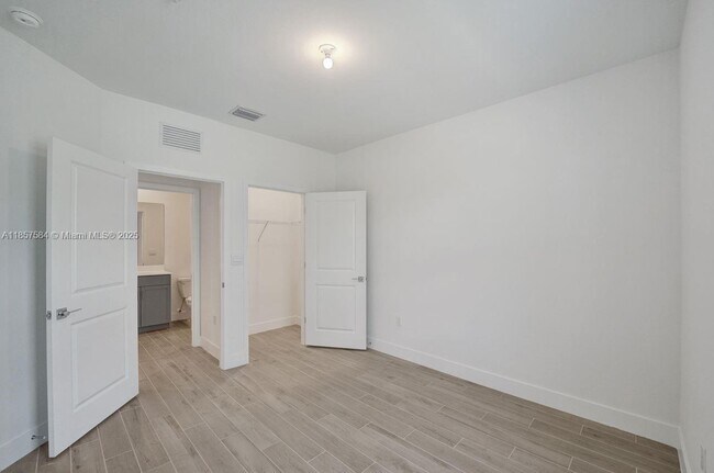 Building Photo - 133 SW 171st Ave