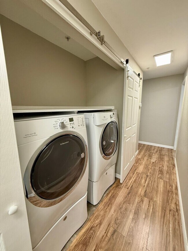 Building Photo - Immaculately updated 3/2.5 Three-Story Maitland Condo in Visconti!