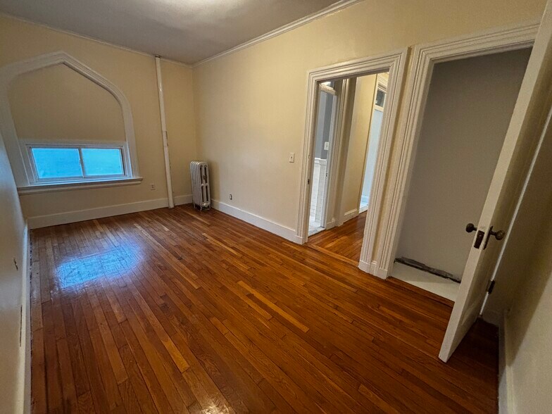 Building Photo - 18 Glenville Ave