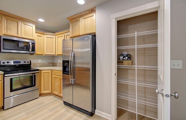 Building Photo - Charming 3 bd 2.5 ba Townhouse - Special! $500 OFF on December Move In!