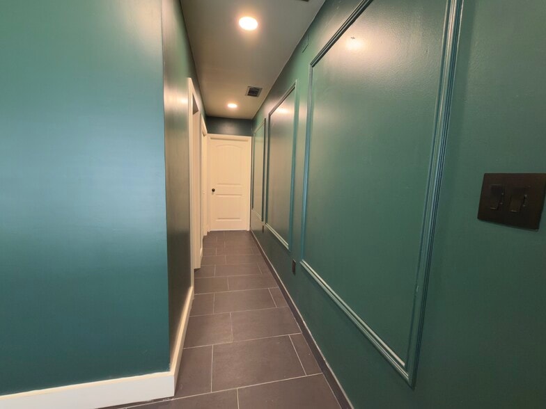 Building Photo - 135 Country Club Rd