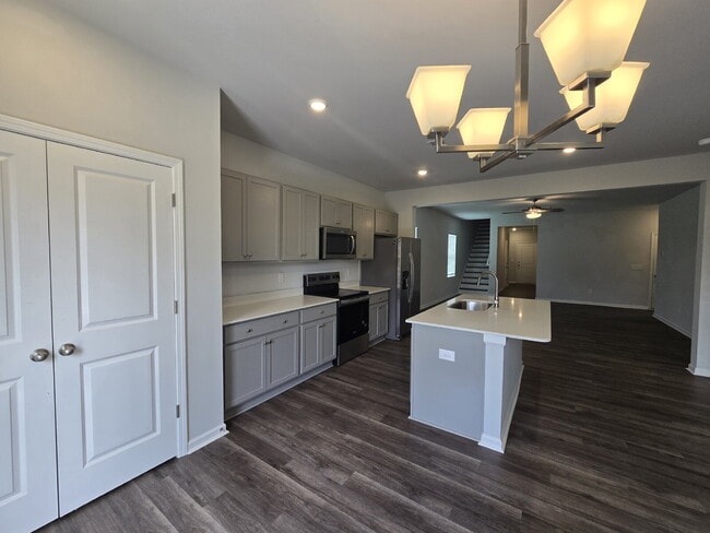 Building Photo - 517 Sandy Holw Dr
