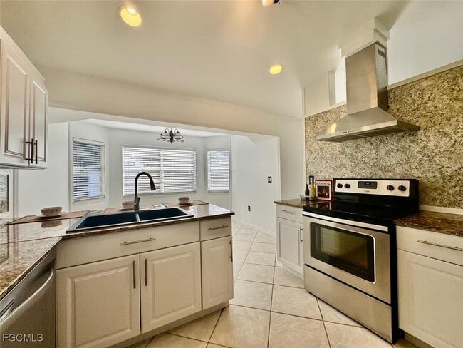 Building Photo - 2306 NE 5th Terrace