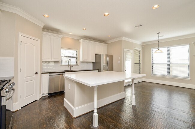 Building Photo - 1307 Studer St