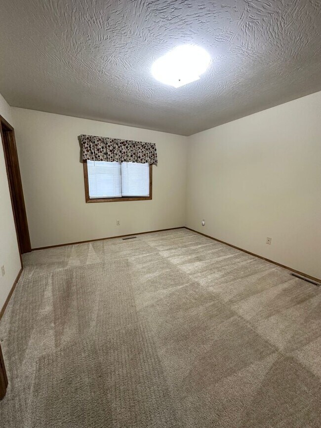 Building Photo - Charming 3 Bedroom Brick Home with Fenced Backyard