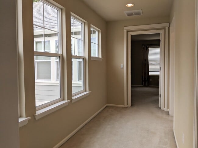 Building Photo - Beautiful 3 Bed 2.5 Bath 2 Story in Kirkland
