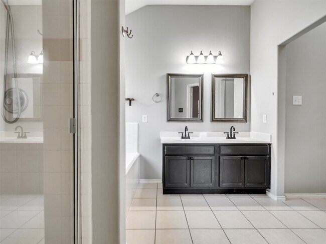 Building Photo - 3417 Cypress Village Dr