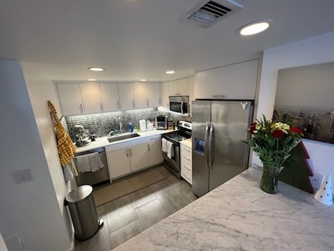 Kitchen - 321 S San Vicente Blvd
