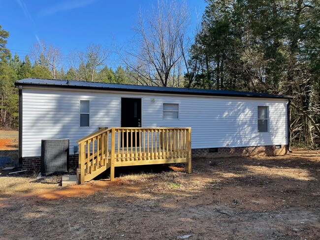 Building Photo - Newly remodeled 3 bed, 2 bath mobile home ...