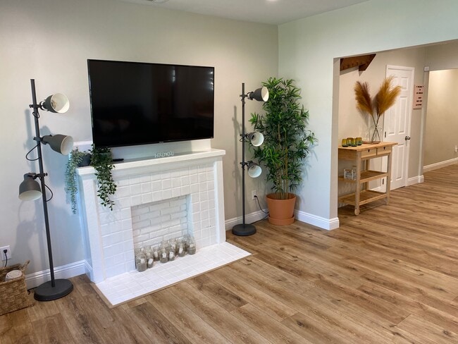 Building Photo - 749 N Wilton Pl