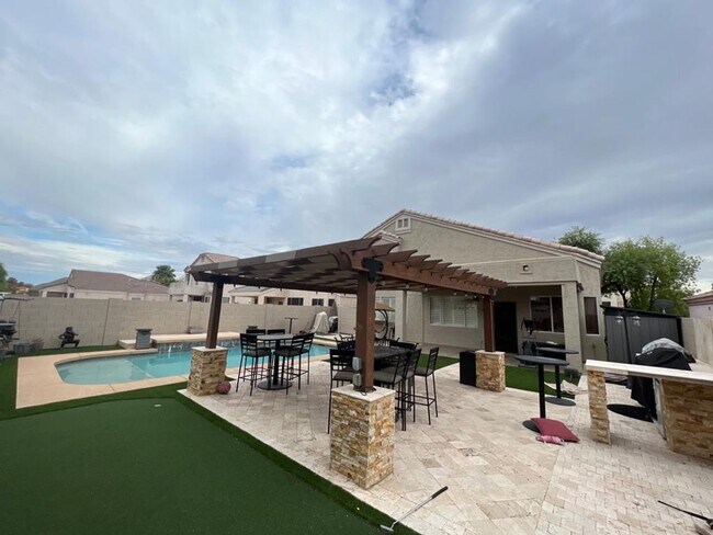 Building Photo - BEAUTIFUL EXECUTIVE STYLE home w/ entertai...