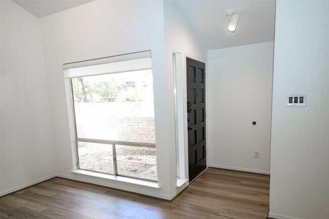 Building Photo - 2302 W Settler's Way
