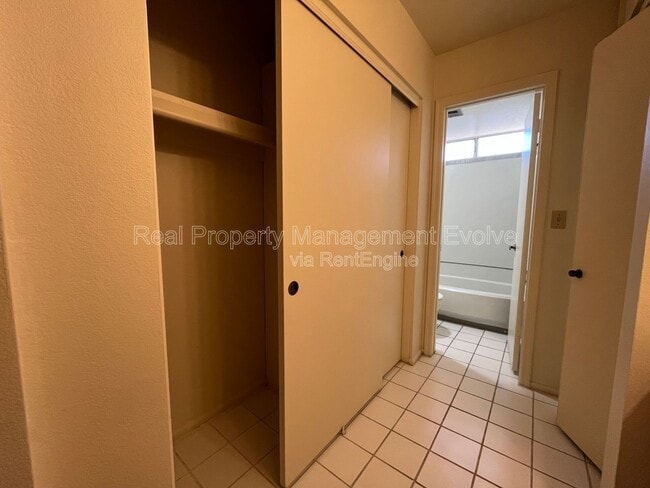 Building Photo - 10610 S 48th St