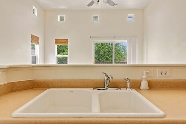 Building Photo - Modern 3-Bedroom North-End Condo Near Canyon View Park & Mesa Mall