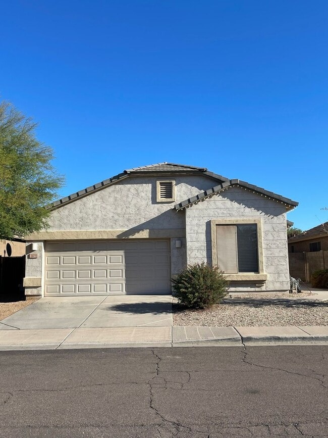 Building Photo - PRIVATE POOL, ADORABLE 3 Bedroom/2 Bath in Dobson Place